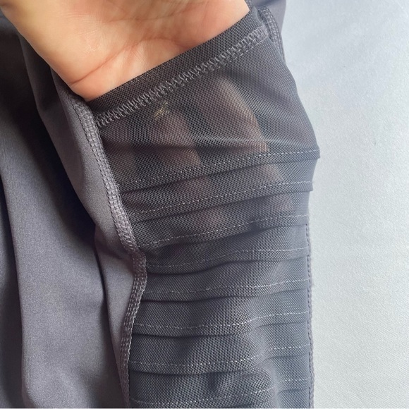 NWOT Athletic Works Women's Gray Stretch Workout Yoga 2/3 Leggings Size Medium - Picture 4 of 10